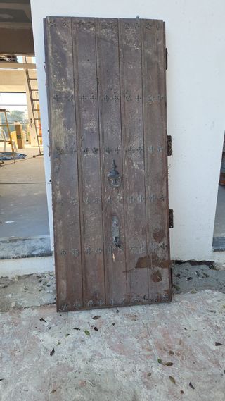 Conjunto de puertas y ventanas de madera maciza