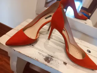 Zapatos de tacón rojos