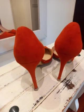 Zapatos de tacón rojos