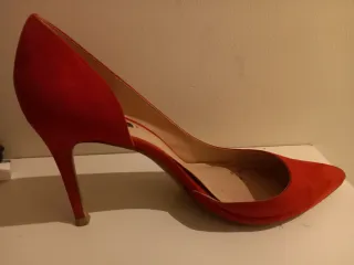 Zapatos de tacón rojos