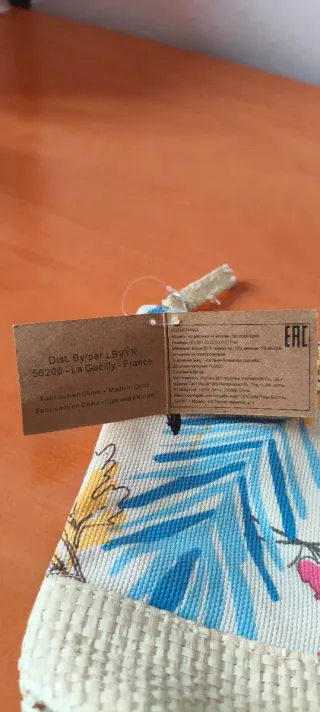 Neceser de viaje con dibujos de hojas y plantas