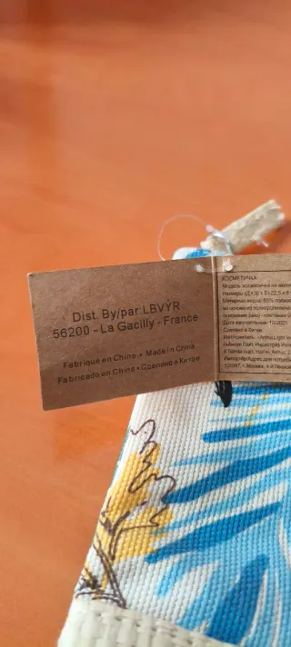 Neceser de viaje con dibujos de hojas y plantas