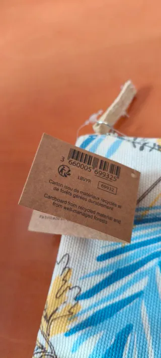 Neceser de viaje con dibujos de hojas y plantas