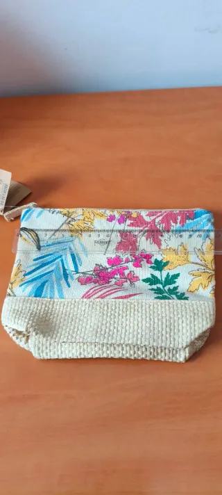 Neceser de viaje con dibujos de hojas y plantas