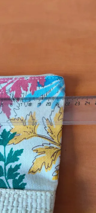 Neceser de viaje con dibujos de hojas y plantas