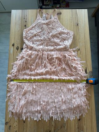 Vestido invitada rosa encaje y flecos