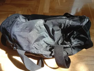 Dos bolsas de deporte Reebok y Adidas.