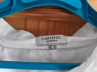 Blusa blanca con cuello camisero y botones