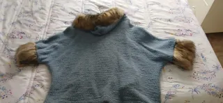 Poncho de lana con capucha y pelo