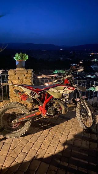 Beta 200 2t Enduro Moto Roja Blanca