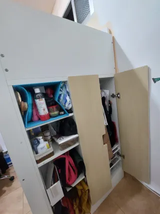 Cama litera con escritorio, armario y silla.