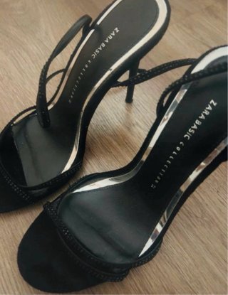 Sandalias negras de Zara.