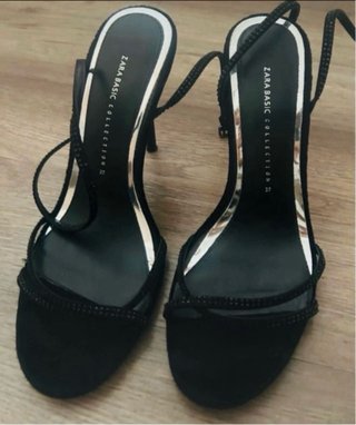 Sandalias negras de Zara.