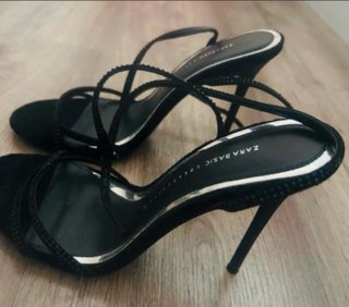 Sandalias negras de Zara.