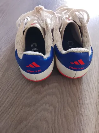 Botas de fútbol Adidas blancas. Número 37'5