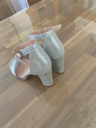 Sandalias plateadas para eventos