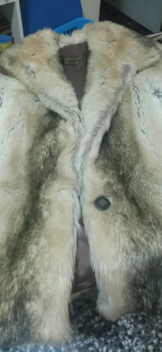 Chaquetón pelo sintético beige y gris