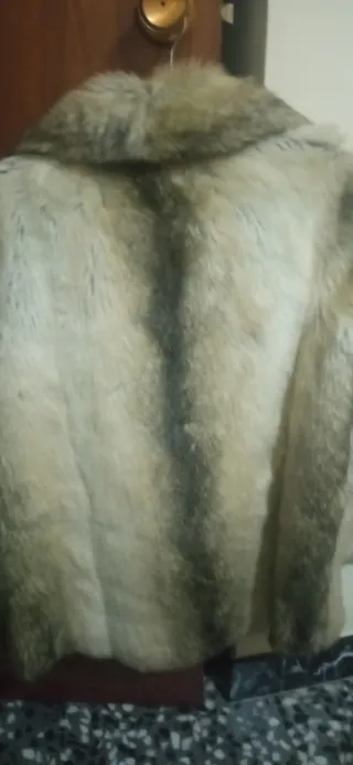 Chaquetón pelo sintético beige y gris