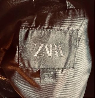 Cazadora Zara efecto piel negra