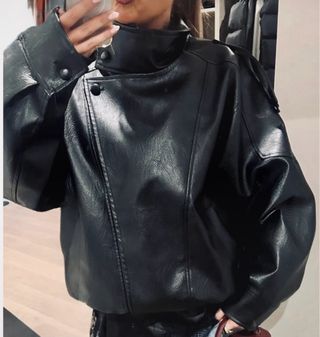 Cazadora Zara efecto piel negra