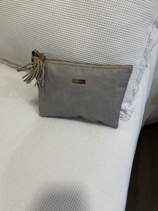Bolso de mano gris con detalle de flecos