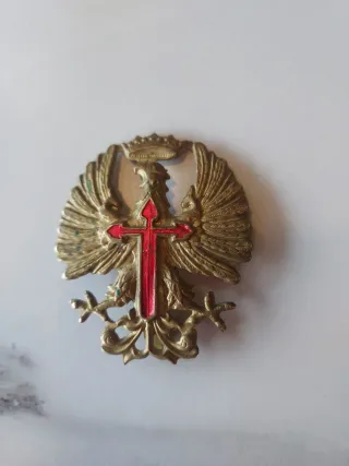 Insignia militar águila con cruz roja