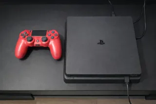PS4 Slim 1TB Negra + Mando Rojo