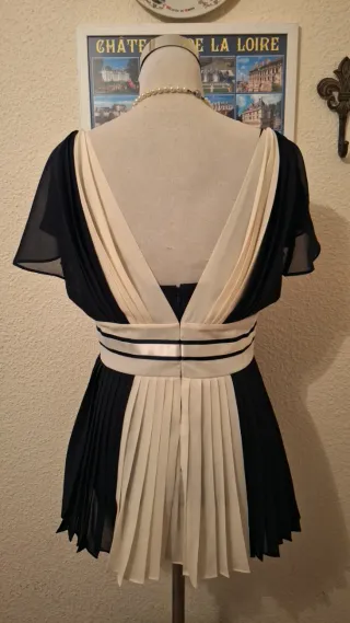 Top plisado Tommy Hilfiger beige y azul oscuro.