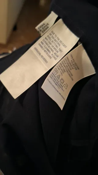 Top plisado Tommy Hilfiger beige y azul oscuro.