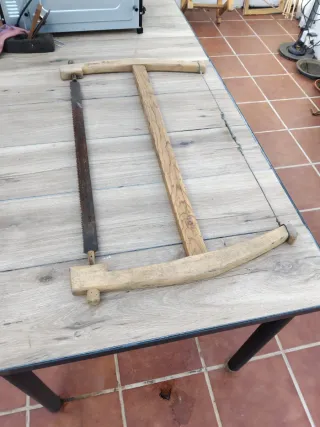 Sierra de arco de madera antigua