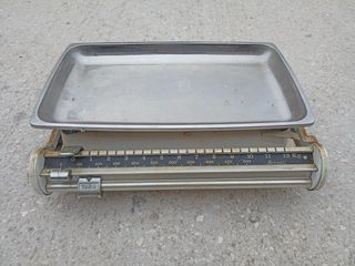 Báscula antigua Bernar pesabebés