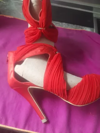 Zapatos de tacón negros y rojos