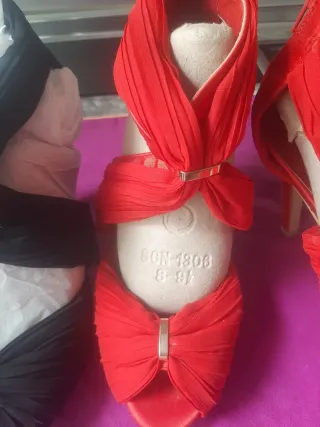 Zapatos de tacón negros y rojos