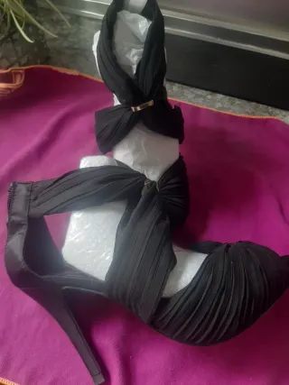 Zapatos de tacón negros y rojos