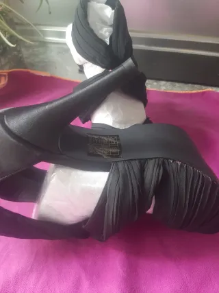 Zapatos de tacón negros y rojos