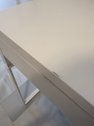 Escritorio blanco . Algun desperfecto en esquinas