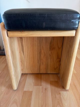 Banco de madera con asiento de piel