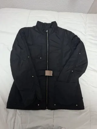 Chaqueta negra con remaches Talla M/L