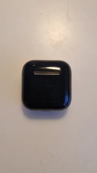 Auriculares negros tipo AirPods