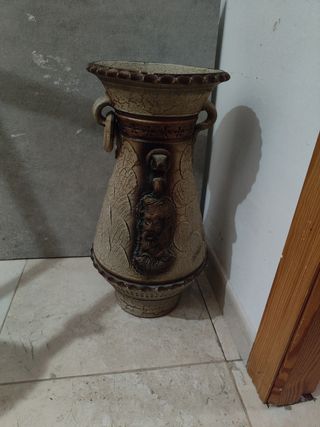 Jarrón de cerámica beige y marrón