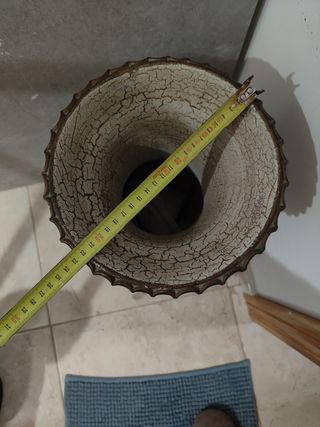 Jarrón de cerámica beige y marrón