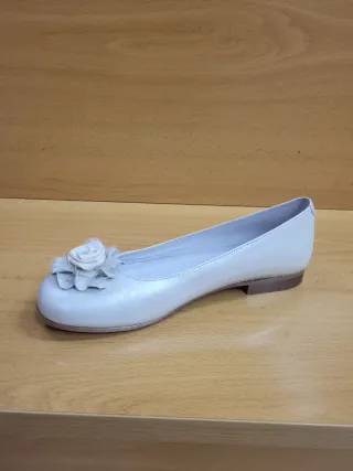 Zapatos de comunión blancos con flor