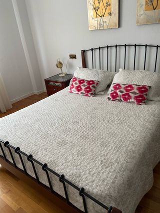 Muebles de dormitorio: Cama, mesitas y cómoda.