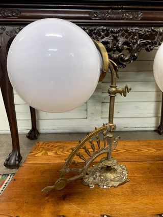 Coppia di antiche lampade in ottone e cristallo. Applique