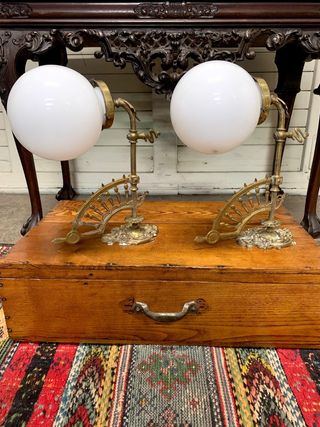 Coppia di antiche lampade in ottone e cristallo. Applique