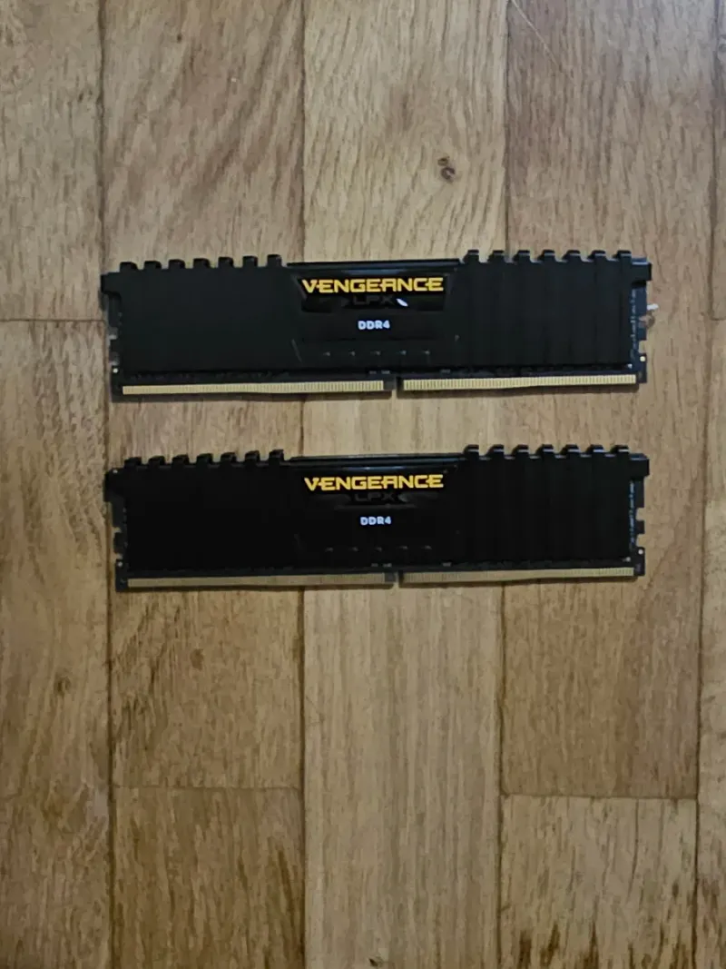 Urge vender RAM Corsair 16GB DDR4 3600MHz