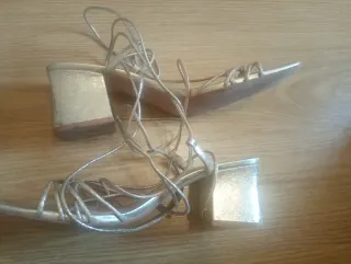 Sandalias Stradivarius doradas tacón talla 40