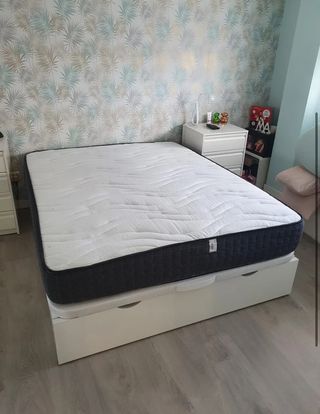 Colchón y canapé de madera