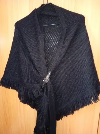 Poncho negro con flecos y hebilla