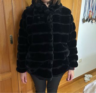 Chaquetón negro pelo sintético